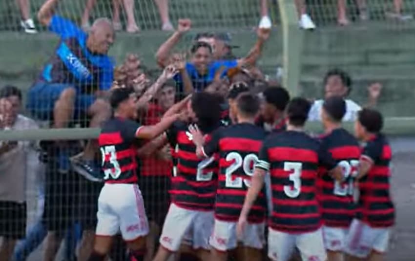 Elenco do Flamengo comemora gol do rubro-negro diante do Cruzeiro-PB na Copinha.