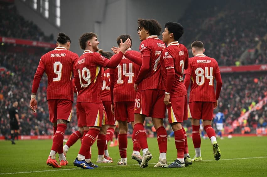 Jogos de hoje: o líder Liverpool tem jogo difícil na Premier League (Foto: Oli SCARFF / AFP)