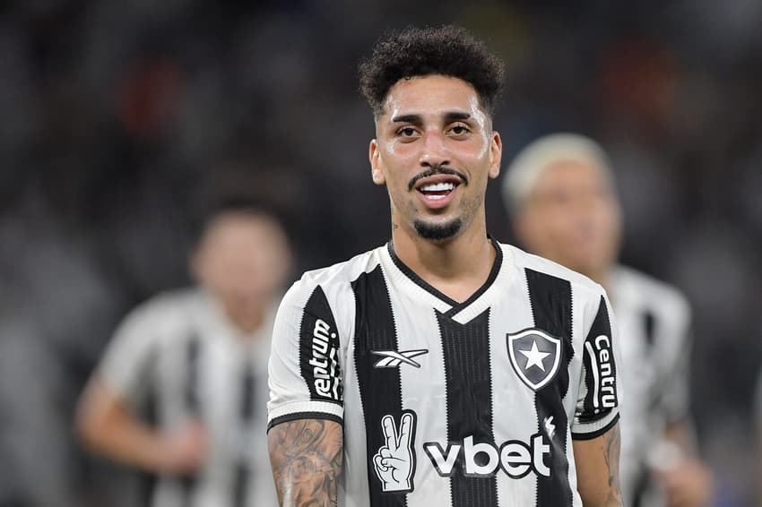 Kauê em ação pelo Botafogo no Campeonato Carioca 2025 (Foto: Thiago Ribeiro/AGIF)