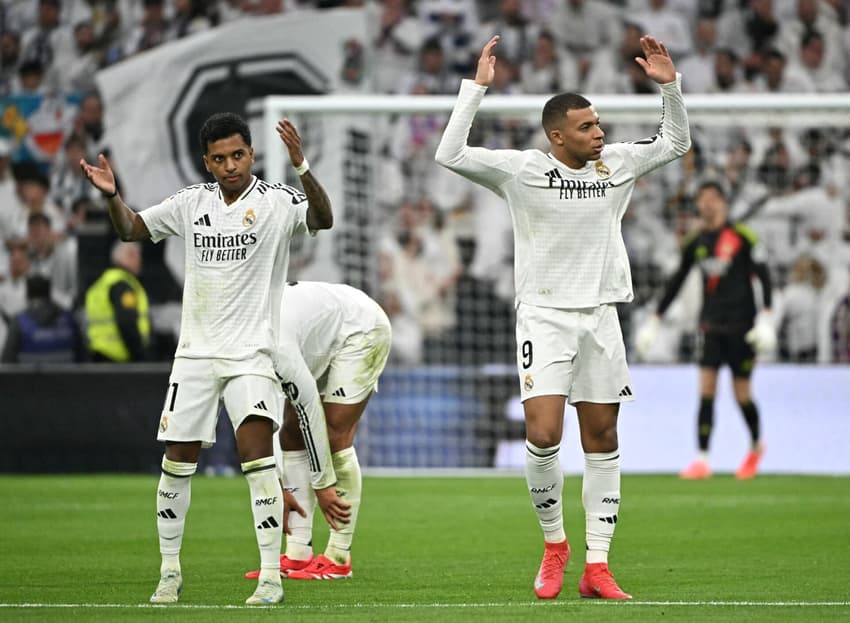 Rodrygo e Kylian Mbappé comemoram remontada do Real Madrid contra o Las Palmas, por La Liga (Foto: Javier Soriano/AFP)