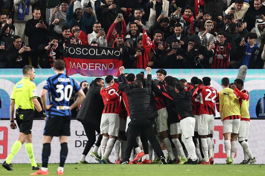 Jogadores do Milan comemoram gol da virada na Supercopa da Itália