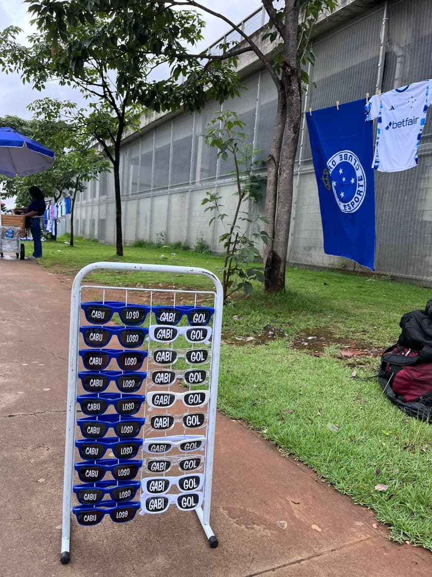 Óculos personalizados com o nome de Gabigol (foto: Eduardo César da Silva)