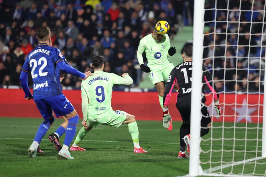 Raphinha cabeceia para o gol de David Soria, do Getafe (Foto: Thomas Coex/AFP)