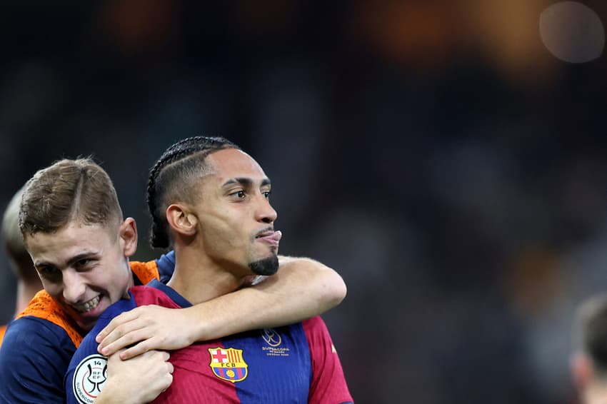 Raphinha comemora gol pelo Barcelona (Foto: Haitham Al-Shukairi/AFP)