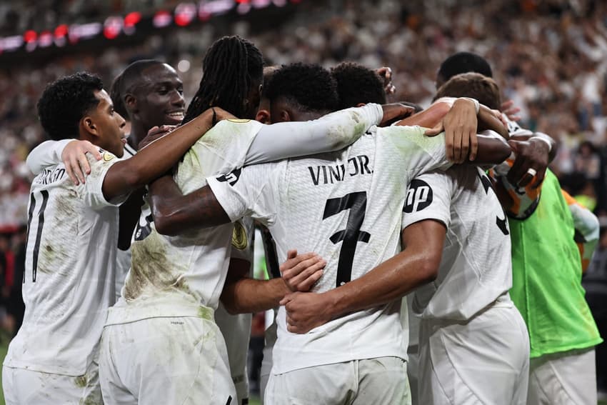 Time do Real Madrid comemora triunfo na Supercopa da Espanha (Foto: Fadel Senna/AFP)