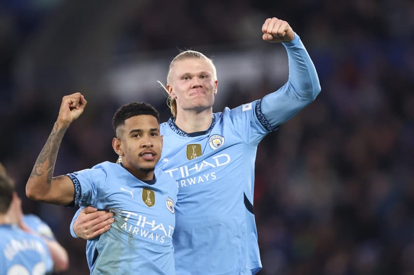 Savinho e Haaland celebram gol pelo Manchester City (Foto: Oli Scarff/AFP)