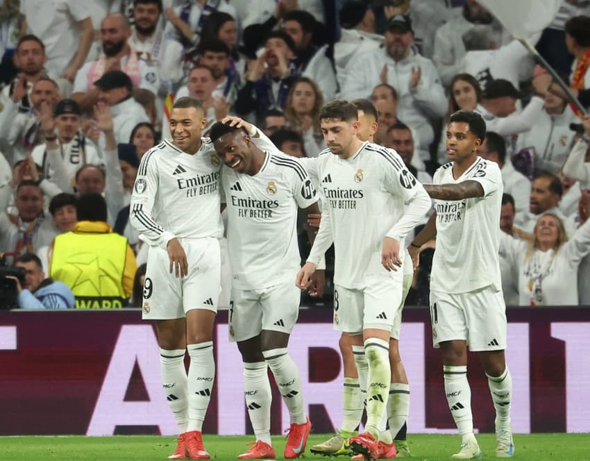 Vini Jr comemora gol com companheiros de time no Real Madrid (Foto: Pierre-Philippe Marcou/AFP)