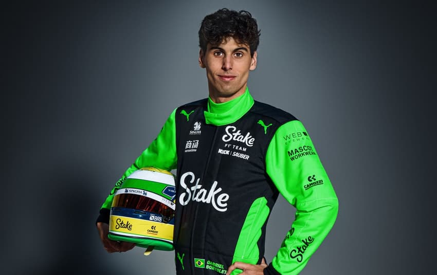 Gabriel Bortoleto com macacão da Sauber (Foto: Divulgação/Sauber)