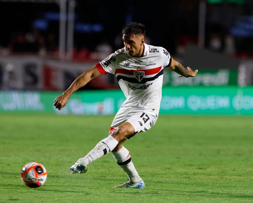 Enzo Díaz tem agradado na lateral esquerda do São Paulo desde sua chegada