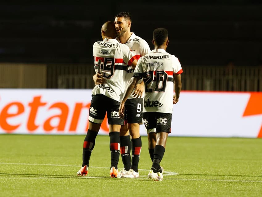 Contra a Portuguesa, o São Paulo usou um time misto no Pacaembu