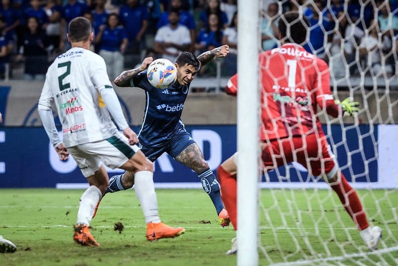 Atacante Dudu, do Cruzeiro, marca contra o Uberlândia, no Mineirão (Foto: Gustavo Aleixo/Cruzeiro)