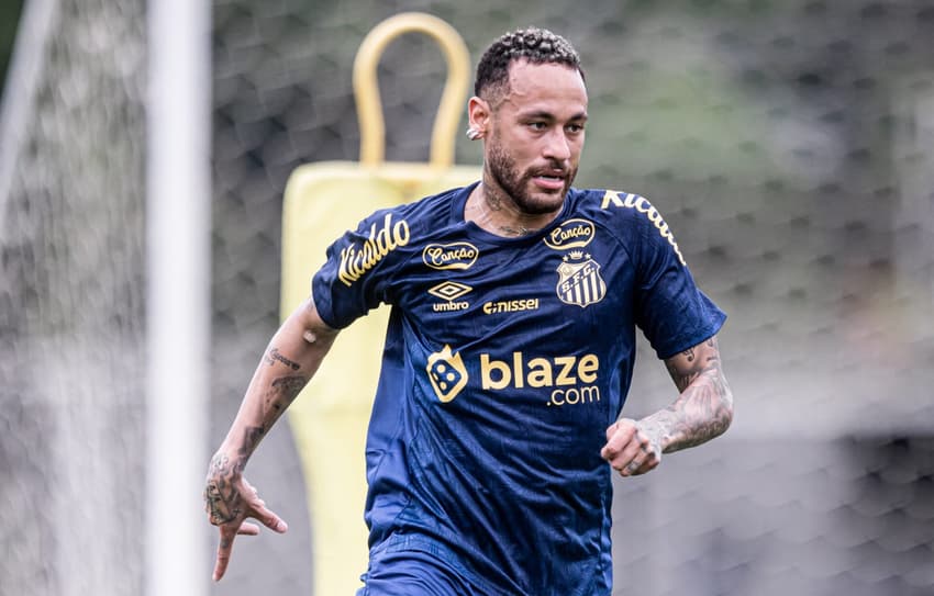 Neymar participa de treino com o Santos no CT Rei Pelé