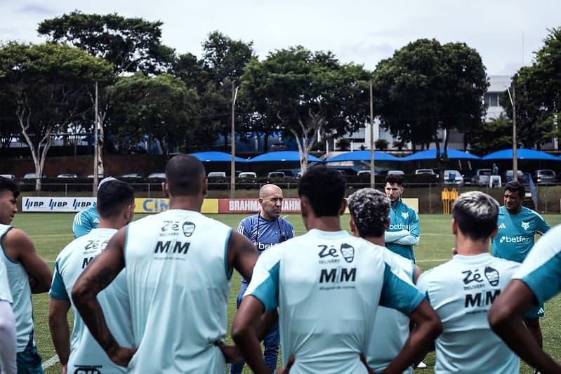 Leonardo Jardim com o grupo de jogadores do Cruzeiro (Foto: Gustavo Aleixo/Cruzeiro)