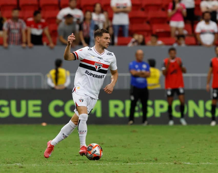 Cédric Soares fez sua estreia pelo São Paulo