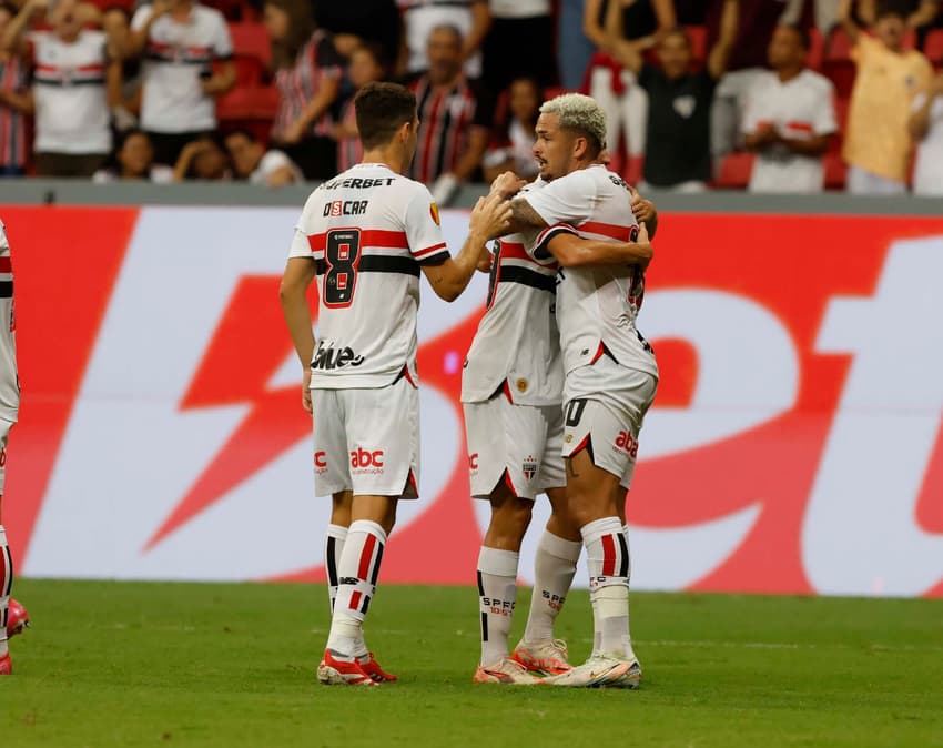 Oscar e Luciano comemoram gol pelo São Paulo contra o Velo Clube no Paulistão