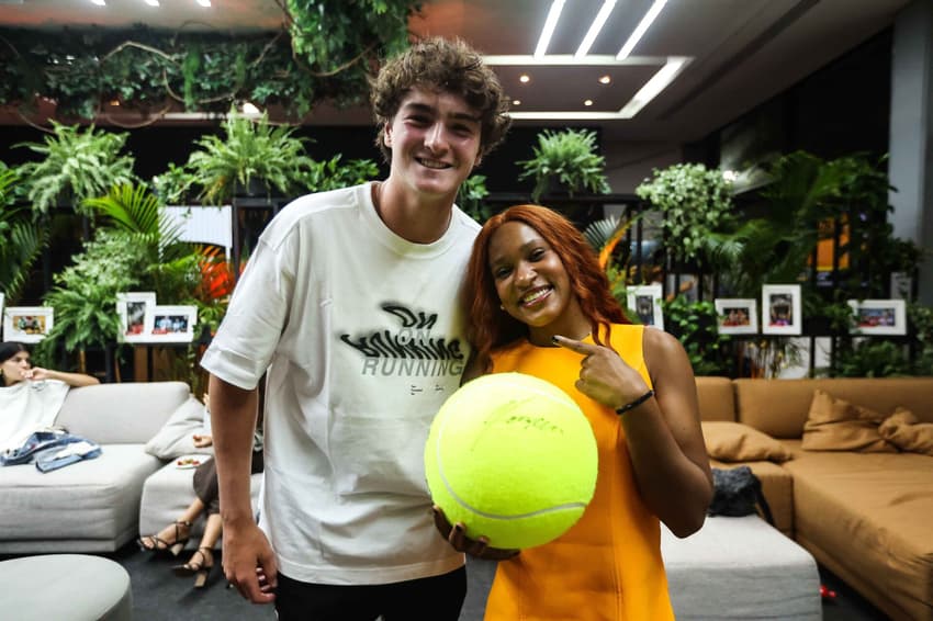 João Fonseca com Rebeca Andrade durante o Rio Open 2025 (Foto: Reprodução/RioOpen)