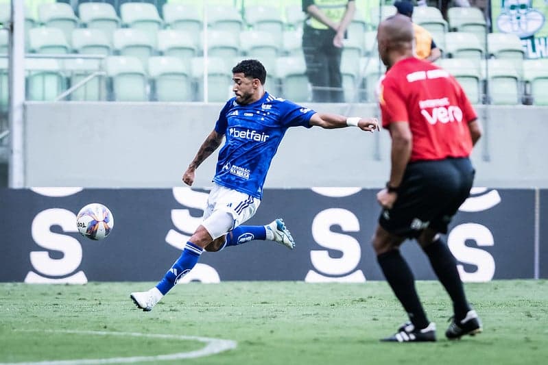 William, lateral do Cruzeiro (Foto: Gustavo Aleixo/Cruzeiro)