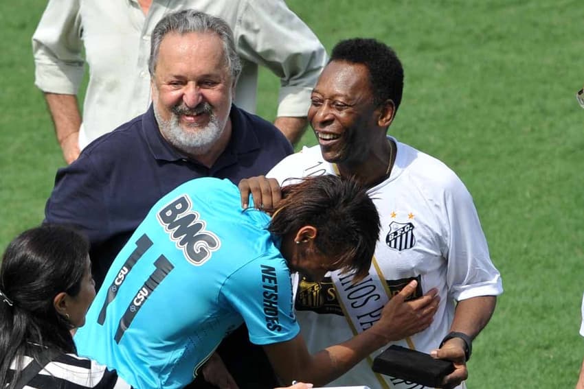 Neymar durante festa do centenário do clube ao lado de Pelé e do ex-presidente Luis Álvaro de Oliveira. (Foto: Ivan Storti/SantosFC)