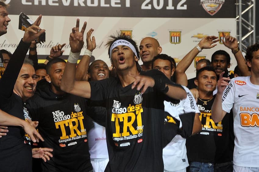 Neymar comemora o título do Campeonato Paulista de 2012, o último estadual conquistado com a camisa do Peixe (Foto: Ivan Storti )