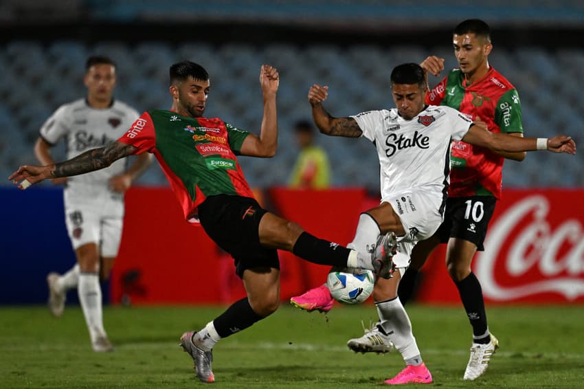 Nublense e Boston River se enfrentam por uma vaga na próxima fase da Libertadores (Foto: Eitan ABRAMOVICH/AFP