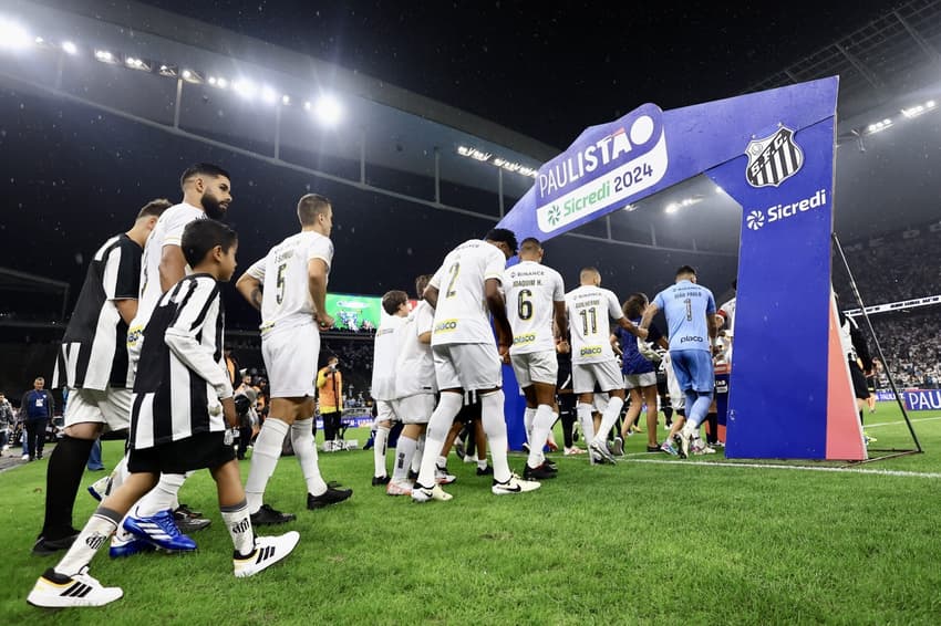 Em reedição da semifinal do Paulistão do ano passado, Santos e Red Bull Brsagantino se enfrentam na Vila Belmiro. (Foto: Marcello Zambrana/AGIF)