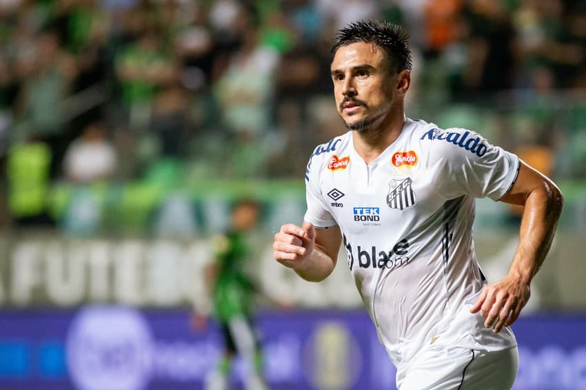 Atacante Willian Bigode se despede do Santos após uma temporada vestindo a camisa do clube. (Foto: Fernando Moreno/AGIF)