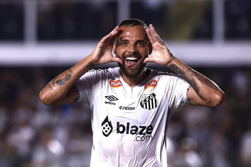 O atacante Guilherme acumula 10 gols em 12 jogos pelo Santos. (Foto: Marcello Zambrana/AGIF)