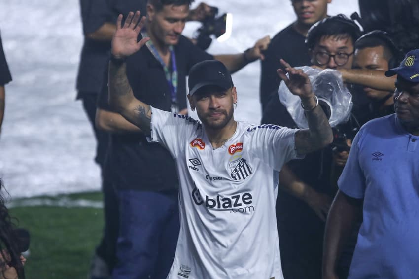 Neymar é apresentado pelo Santos no gramado da Vila Belmiro