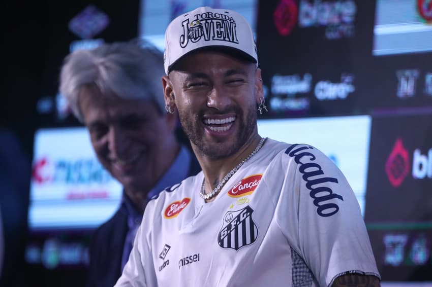 Neymar descarta papel de herói e se declara ao Santos: 'Resgate a mim mesmo'