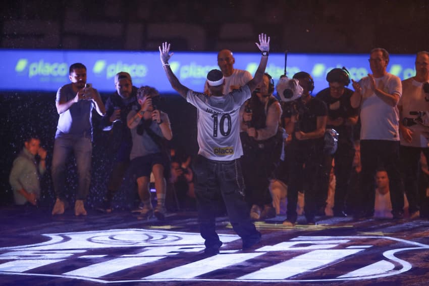 Neymar se declara para a torcida do Peixe durante a apresentação história de retorno ao clube: 'a mais maravilhosa desse mundo'. (Foto: Reinaldo Campos/AGIF)