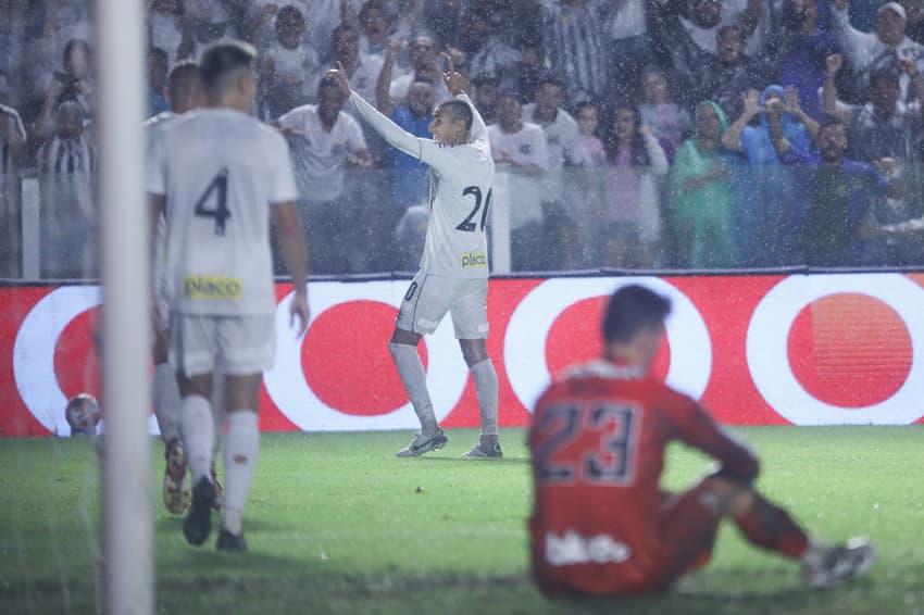 Gabriel Bontempo comemora seu primeiro gol pelo profissional do Santos.