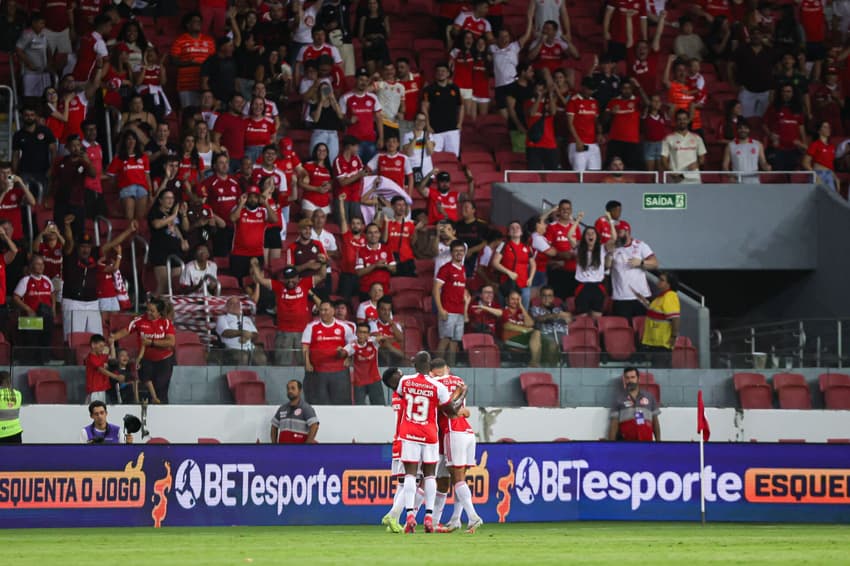 Bernabei comemora gol pelo Internacional no Beira-Rio