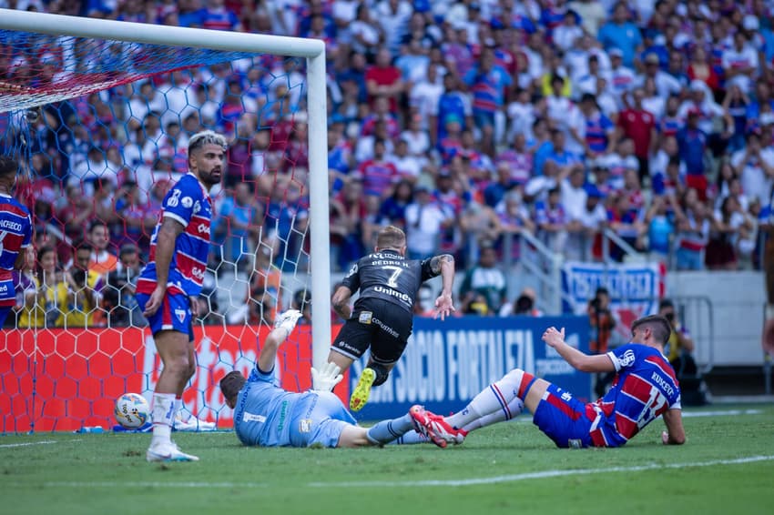 Pedro Henrique comemora gol pelo Ceará no clássico com o Fortaleza