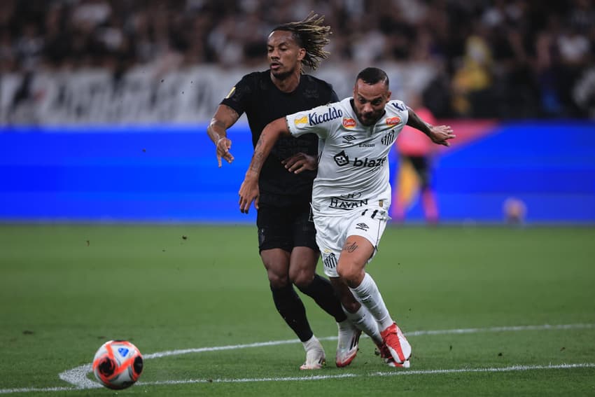 Guilherme Amado marca o único gol do Santos no clássico contra o Corinthians (Foto:  Ettore Chiereguini/AGIF)