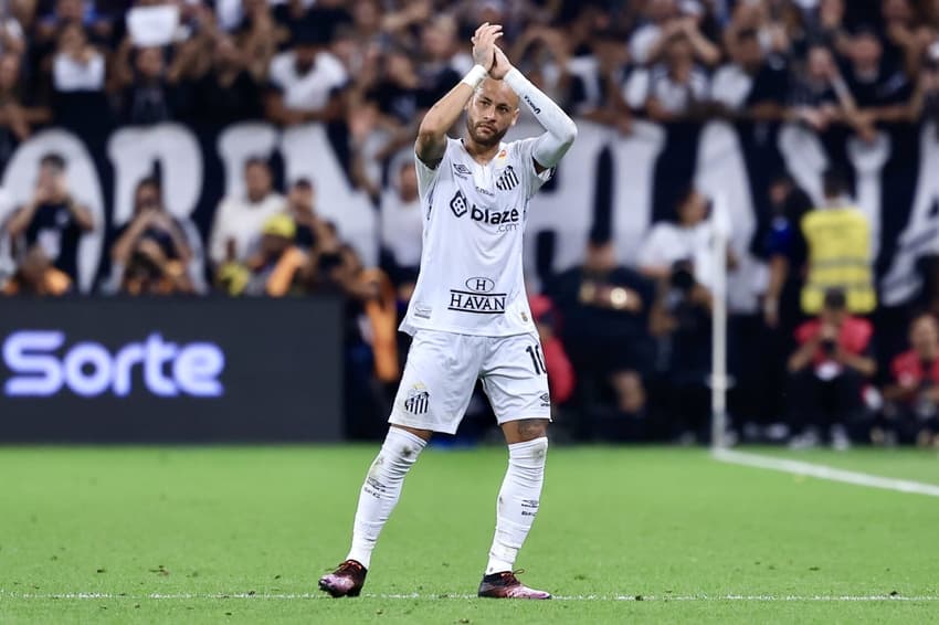 Neymar participa da derrota do Santos diante  do Corinthians por 2 a 1 na Neo Química Arena (Foto: Marcello Zambrana/AGIF)