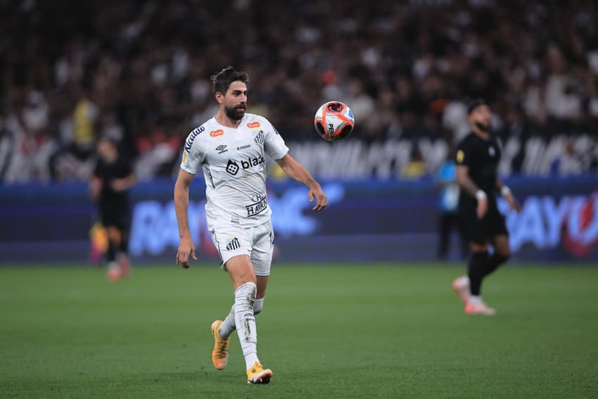 O zagueiro do Santos Luan Peres em ação no clássico contra o Corinthians pelo Paulistão (Foto: Ettore Chiereguini/AGIF)