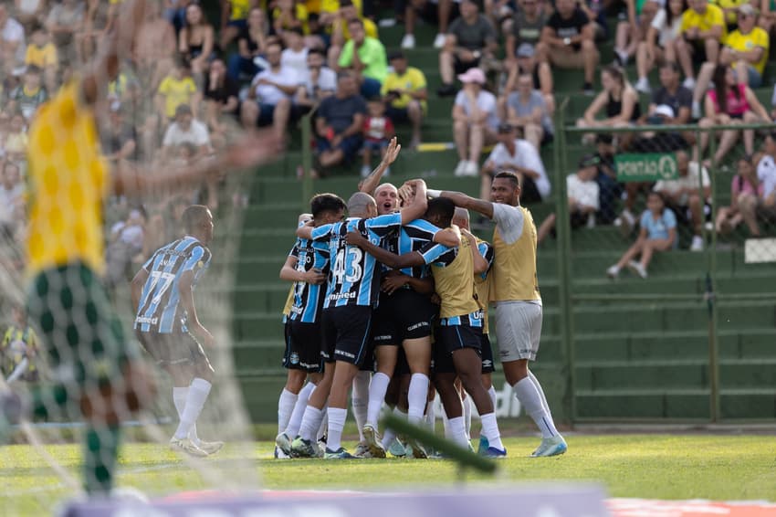 Monsalve, do Grêmio, comemora gol diante do Ypiranga pelo Campeonato Gaúcho (Foto: Liamara Polli/AGIF)