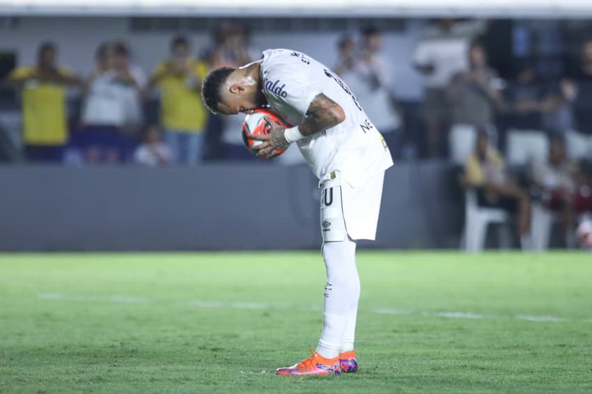 Neymar atende o pedido da torcida e cobra pênalti que abre o placar na Vila Belmiro diante do Água Santa. (Foto: Reinaldo Campos/AGIF)