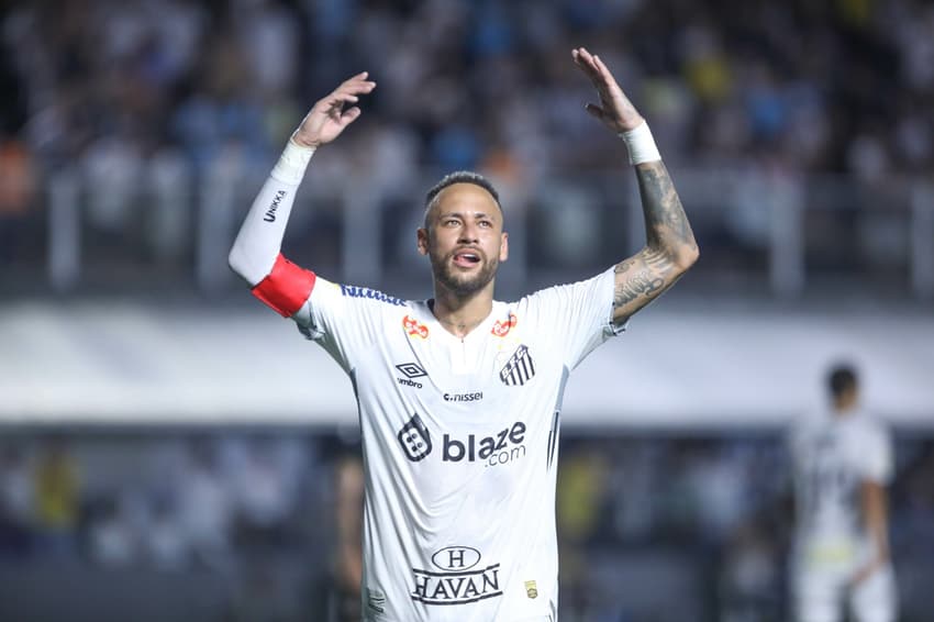 Neymar marca o primeiro gol no retorno ao Santos diante do Água Santa, de pênalti, na Vila Belmiro. (Foto: Reinaldo Campos/AGIF)