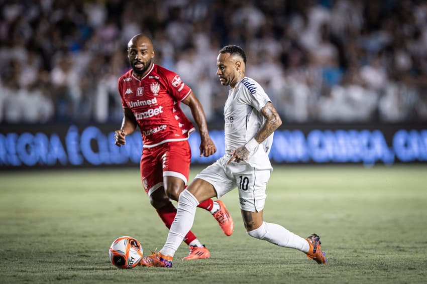 Neymar jogou a quinta partida seguida pela quipe do Santos desde o retorno ao clube. (Foto: Abner Dourado/AGIF)