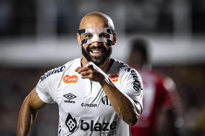 Há um mês, Thaciano utiliza uma máscara que protege o nariz; fratura ocorreu no clássico contra o Palmeiras. (Foto: Abner Dourado/AGIF)