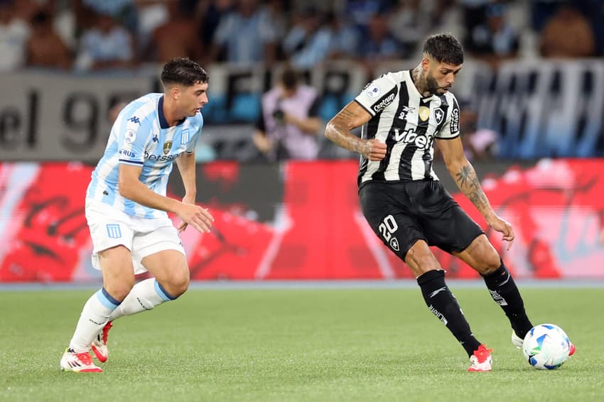 Alexander Barboza em ação pelo Botafogo contra o Racing, pela Recopa