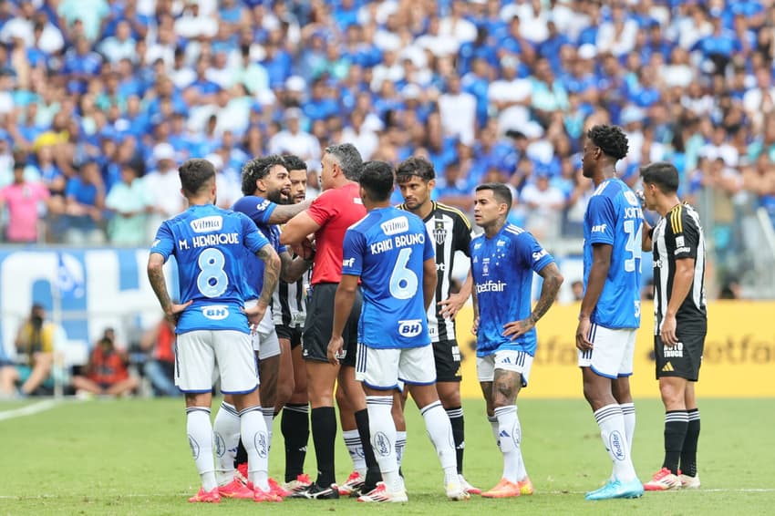 Arbitragem no clássico entre Cruzeiro e Atlético-MG gerou descontentamento de dirigentes da Raposa