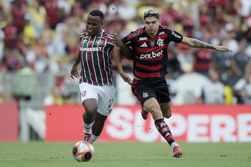 Jhon Arias, do Fluminense, disputa lance com Ayrton Lucas, do Flamengo, durante partida no Maracanã pelo Carioca 2025