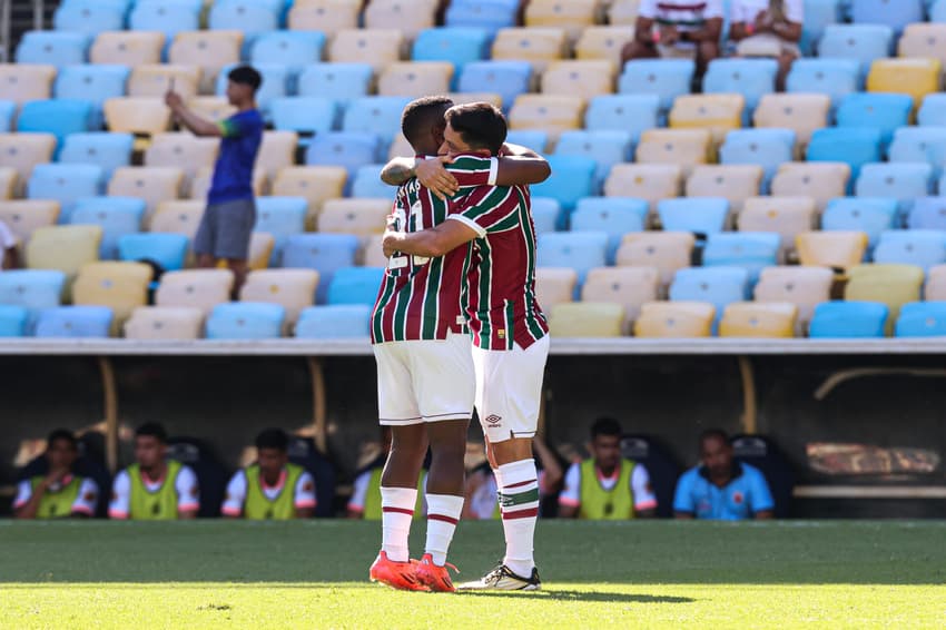 Arias e Cano se abraçam na comemoração do gol do atacante na vitória do Fluminense sobre o Nova Iguaçu