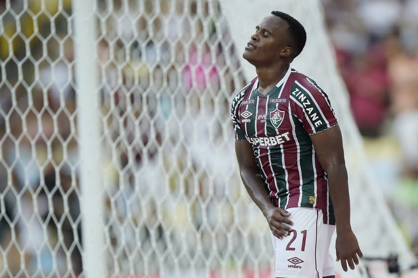 Arias lamenta jogada durante clássico entre Fluminense e Flamengo, no Maracanã