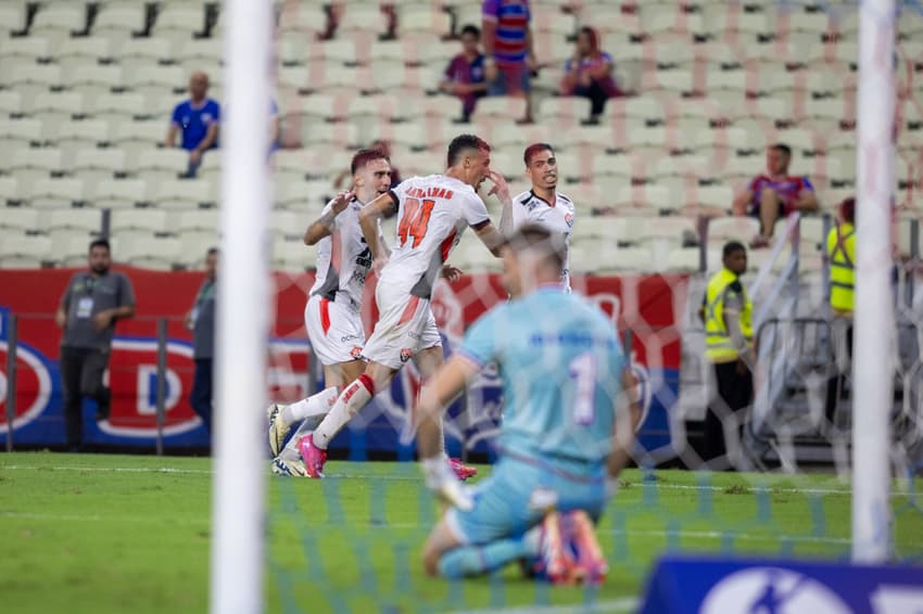 Baralhas comemora gol da virada do Vitória sobre o Fortaleza, pela Copa do Nordeste