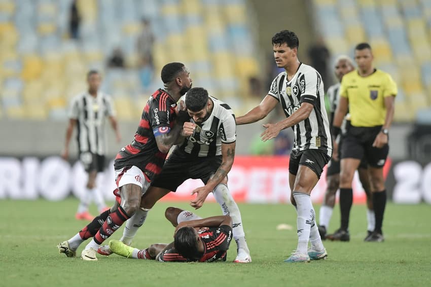 Barboza é empurrado por Gerson após derrubar Bruno Henrique no gramado após o clássico entre Flamengo e Botafogo