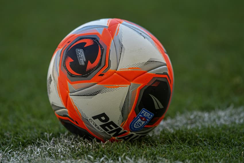 Bola do Campeonato Carioca no gramado do Maracanã, no Rio de Janeiro