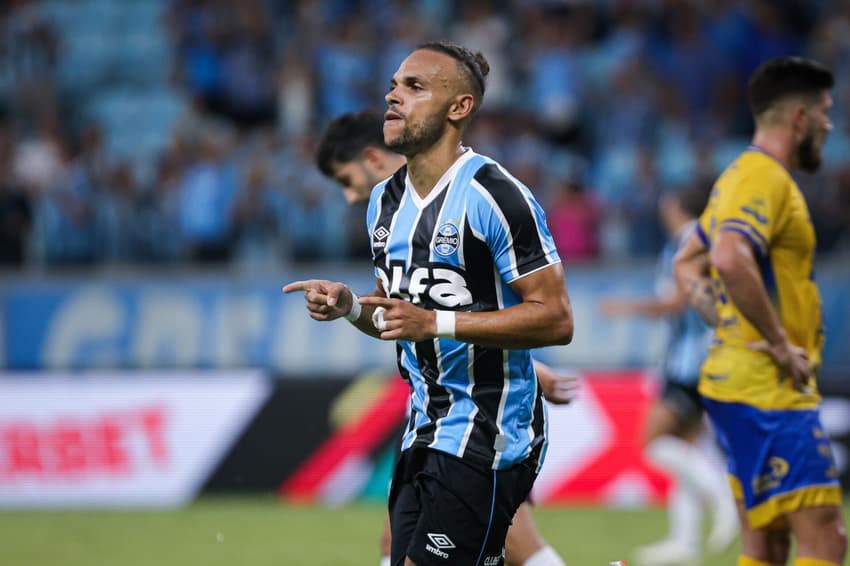 Braithwaite comemora gol em jogo do Grêmio contra o Pelotas